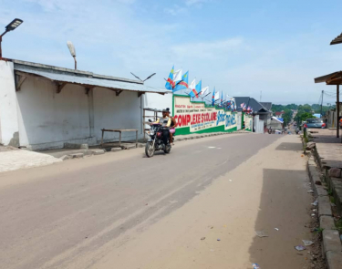 VENTE PARCELLE À N'SELE NGANDA SESE ENTRÉ MAMAN OLIVE 15.000$ AVEC UNE MAISON DE 2 CHAMBRES SALON CUISINE + MAISON COMMERCIAL