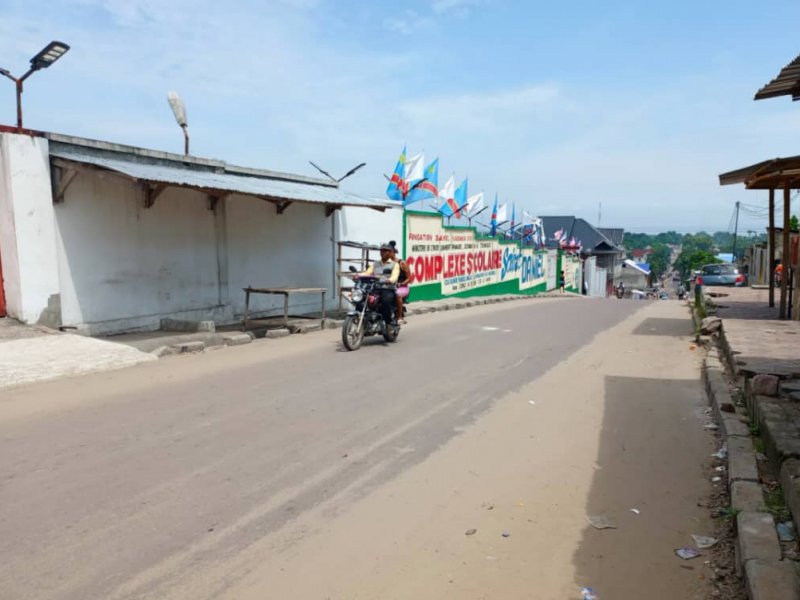 VENTE PARCELLE À N'SELE NGANDA SESE ENTRÉ MAMAN OLIVE 15.000$ AVEC UNE MAISON DE 2 CHAMBRES SALON CUISINE + MAISON COMMERCIAL