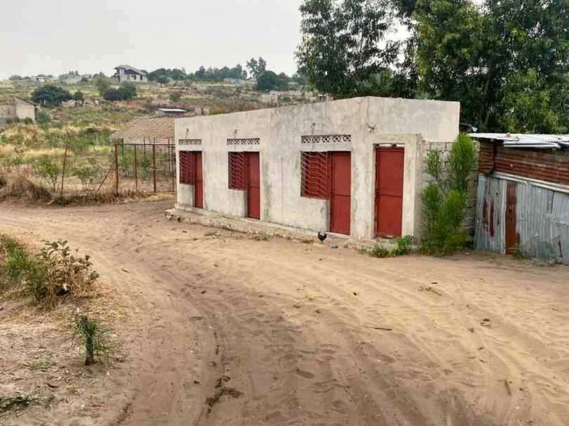 Parcelle clôture avec plusieurs maisons à vendre/☎️+243813138112