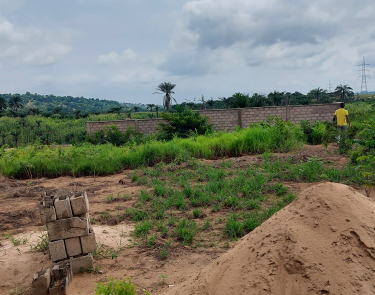 Terrain vide de 10m sur 20 à vendre à Kimwenza Gare
