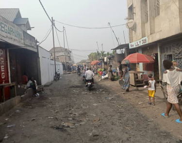 Parcelle à vendre avec une grande maison à LIMETE 17 ème rué poids lourd Quartier ndanu