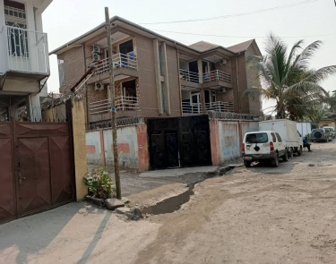 Vente parcelle contiennent 5 appartements à bon marché C/barumbu