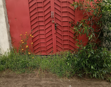 Parcelle déjà clôturé avec 3 maisons commerciales mise en vente à PLAZA commune de la nsele