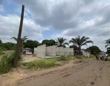 Parcelle à vendre avec 2 maisons commerciale inachevé + salon à Bibwa