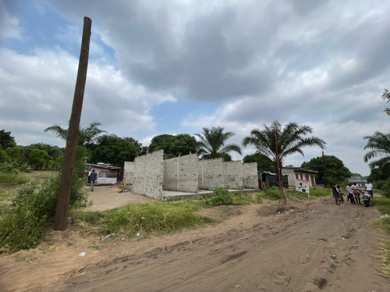 Parcelle à vendre avec 2 maisons commerciale inachevé + salon à Bibwa