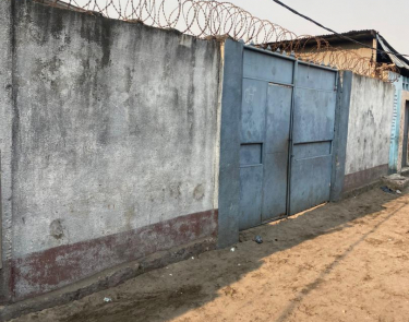 Parcelle avec une grande maison à vendre commune de ngaba