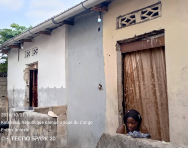 Parcelle à vendre dans la commune de la nsele précisément à terre jaune avec 3 portes de locataires