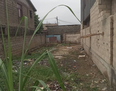 Vente d'un terrain vidé avec clôture vers la route bypass