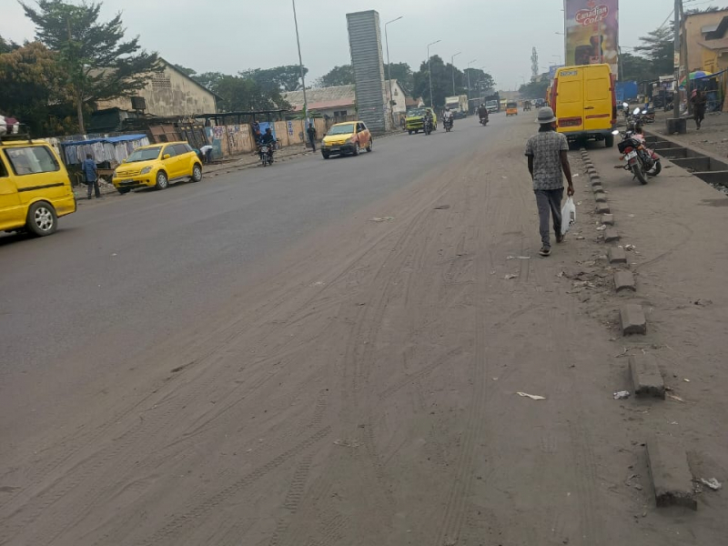 VENTE D'UNE PARCELLE AVEC MAISON À DÉMOLIR DANS LA COMMUNE DE NDJILI Q3 TRÈS BON ENDROIT NON LOIN DE MACADAM