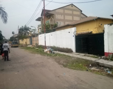 Parcelle à vendre Contiennent une grande maison à Limete 15 ème rué résidentiel motel fikin
